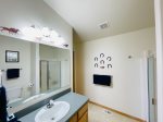 Beartooth Montana Getaway - Upper Level Bathroom